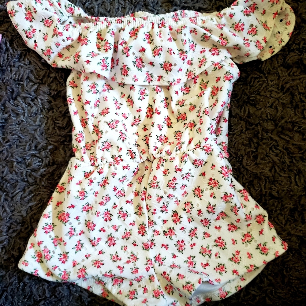 4 Adorable Rompers - Picture 6 of 9